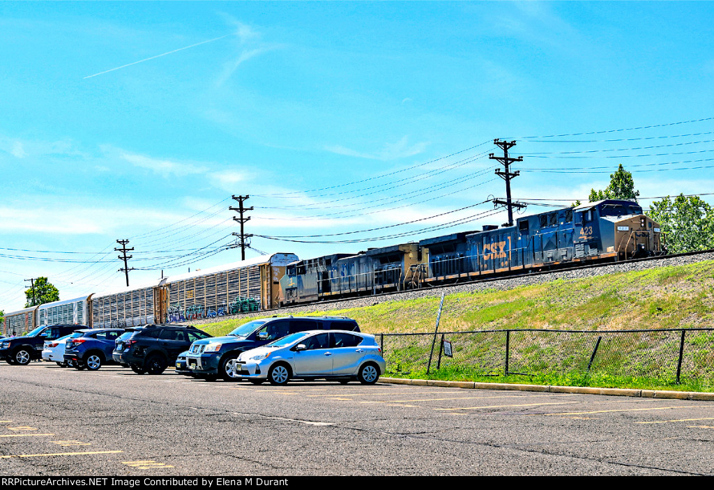 CSX 423 on M-217